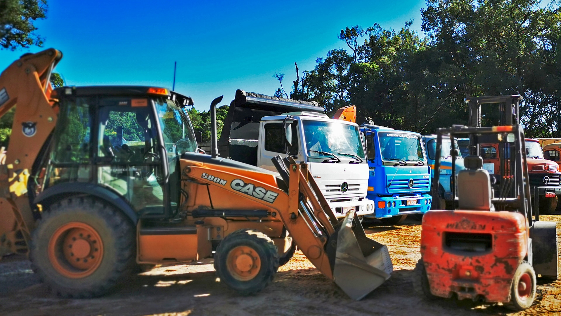 Caminhão e retro escavadeira da Roloff Gramado