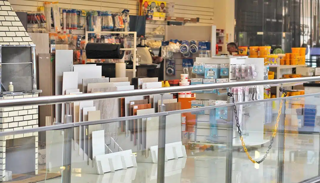 Variedade de materiais e produtos no estoque da loja